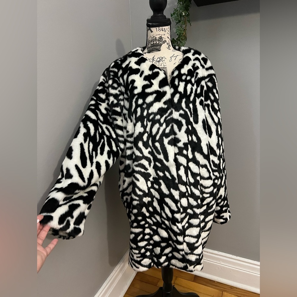 ✨NWOT - Michael Kors Faux Fur Animal Print Coat Jacket✨ - Picture 5 of 9